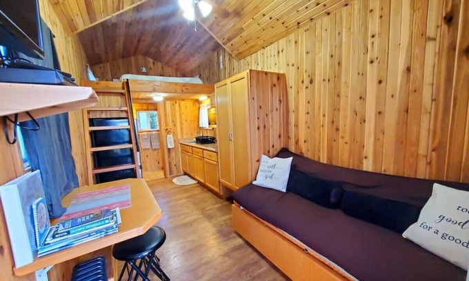 Forks Maison | Magnifiquement conçu Loft Retreat droit en ville ~ Spacieux, confortable et propre