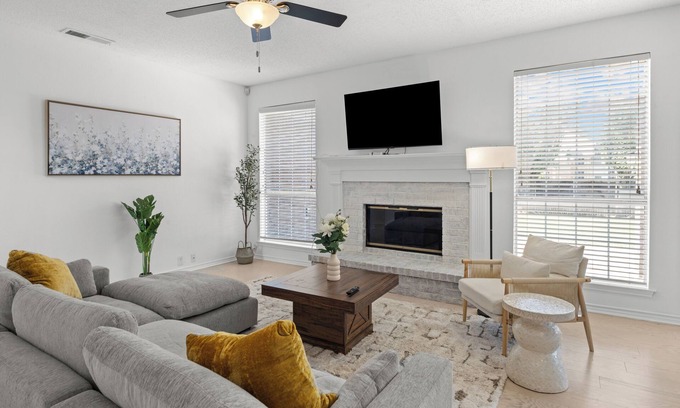 Carrollton Maison | Cozy4B2.5B|Lush Backyard for leisure|Fully furnished|Garage access #42456