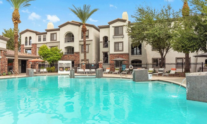 Glendale Sports and Entertainment District Appartement | CozySuites Glendale by the stadium with pool! 22