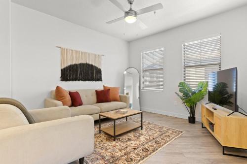 Glendale Sports and Entertainment District Appartement | CozySuites Glendale by the stadium with pool 16