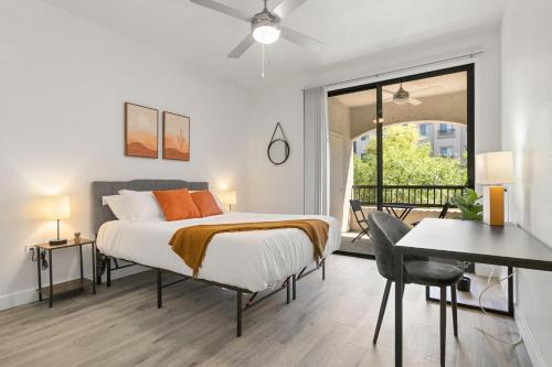 Glendale Sports and Entertainment District Appartement | CozySuites Glendale by the stadium with pool 14