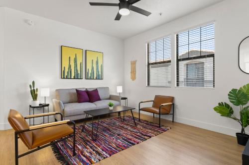 Glendale Sports and Entertainment District Appartement | CozySuites Glendale by the stadium with pool 15