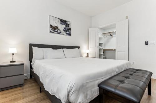 Glendale Sports and Entertainment District Appartement | CozySuites Glendale by the stadium with pool 21