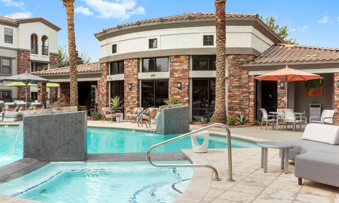 Glendale Sports and Entertainment District Appartement | CozySuites Glendale by the stadium w/ pool! 06
