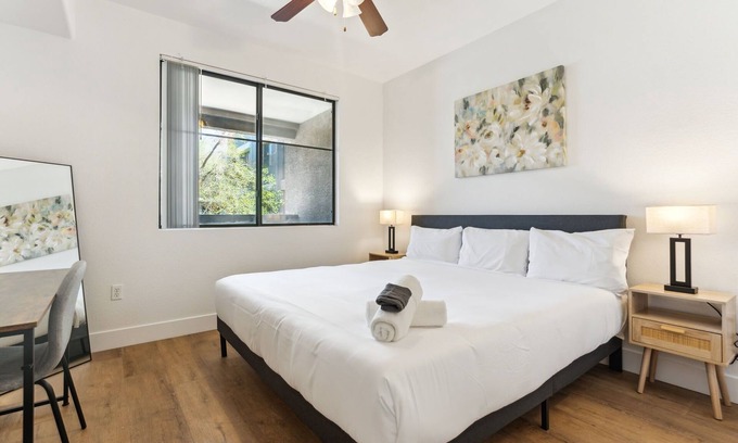 Glendale Sports and Entertainment District Appartement | CozySuites Glendale - Westgate with pool! 12