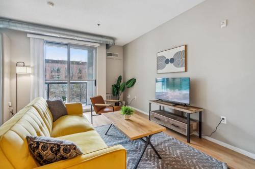 Mill District Appartement | CozySuites Mill District with pool, gym #06