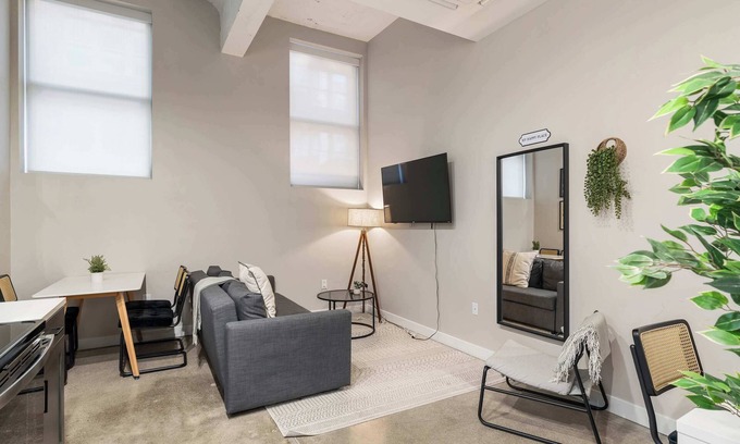 Downtown Cincinnati Appartement | CozySuites Modern 1BR | OTR District #03