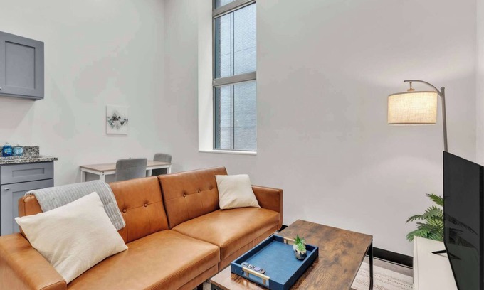 Cultural District Appartement | CozySuites Modern 1BR in Downtown Pitts #15