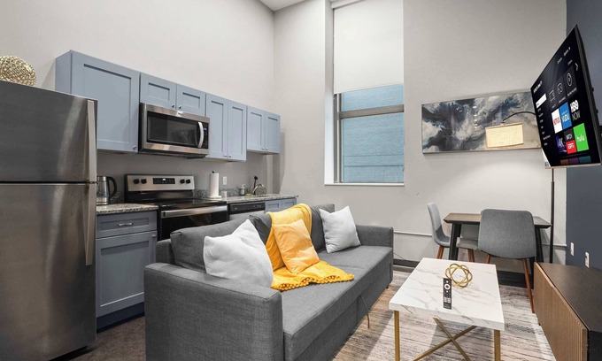 Strip District Appartement | CozySuites Modern 1BR in Downtown Pitts #3