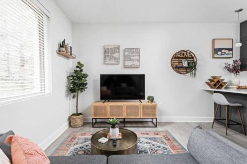 Meridian-Kessler Appartement | CozySuites Modern Studio in Meridian Kessler