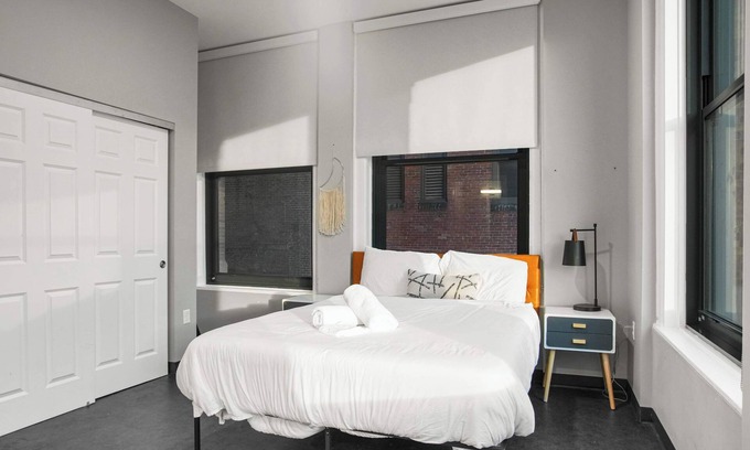 Cultural District Appartement | CozySuites Stunning 1BR in Downtown Pitts 40