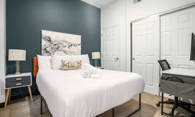 Cultural District Appartement | CozySuites Stunning 1BR in Downtown Pitts 42