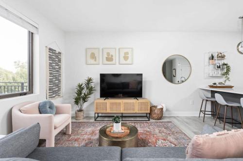 Meridian-Kessler Appartement | CozySuites Stylish 2BR at Meridian Kessler