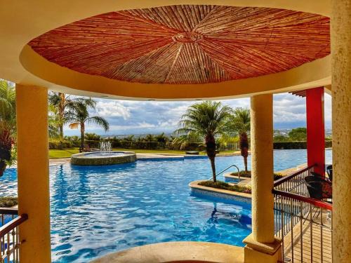 Santa Ana Appartement | CR MARIPOSA RENTALS lakeview, spacious penthouse with office, pool, gym, Jacuzzi
