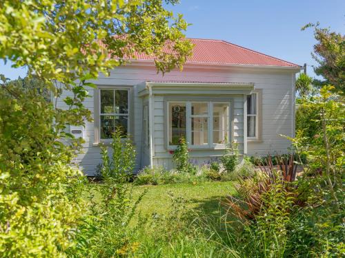 Kaimarama Maison | Crabapple Cottage - Coromandel Town Holiday Home