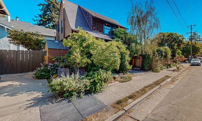 North Berkeley Maison | Craftsman house in great location with patio, streaming, workspace, W/D, & AC