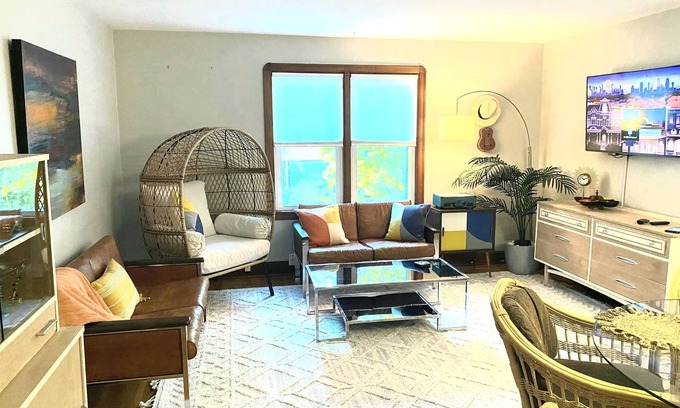 East Aurora Appartement | Craftsman with Private Quaint Relaxing Garden Near Hamlin