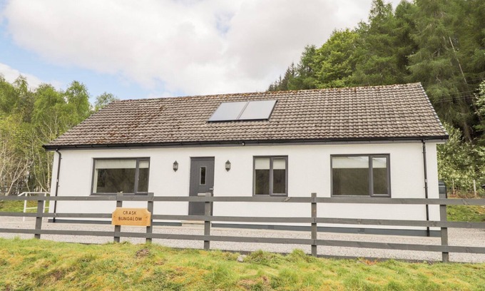 Glen Urquhart Maison | CRASK BUNGALOW, family friendly, with a garden in Cannich