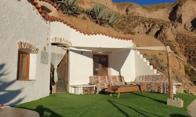 Gorafe Maison | Creatively designed CaveHouse with jacuzzi