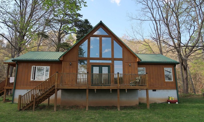 New Castle Cabine | Creekfront Family-friendly Cabin in Blue Ridge Mountains