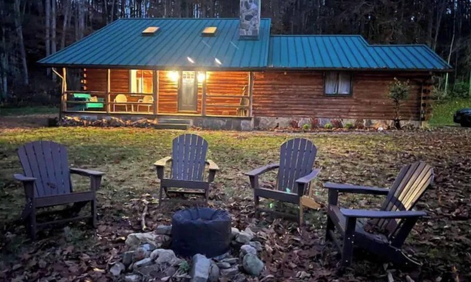 Pearisburg Cabine | Creekside Cabin in the Mountains