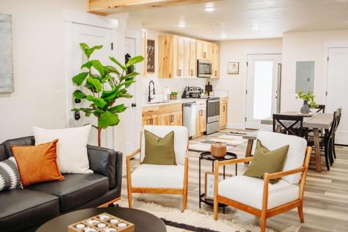 McCammon Maison | Creekside Cabin Ponderosa- ONE BR Stay near Lava