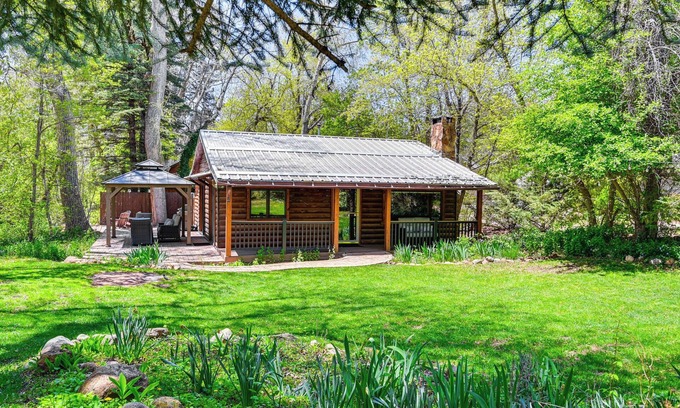 Christopher Creek Cabine | Creekside Cabin Retreat w/ Private Deck in Payson