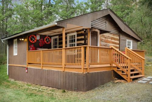 Mount Jackson Chalet De Ski | Creekside Cabin w Hot Tub, Fire Pit, Grill, WiFi!