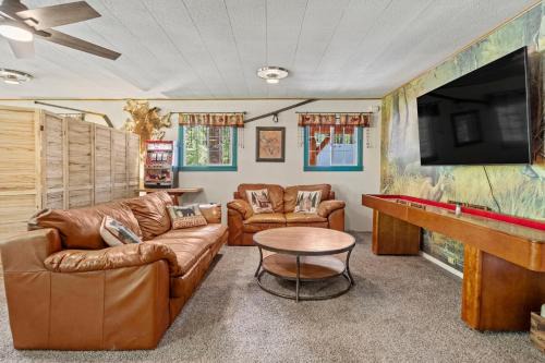 Paradise Estates Maison | Creekside Cabin with Hot Tub-Fireplace-Pool Table