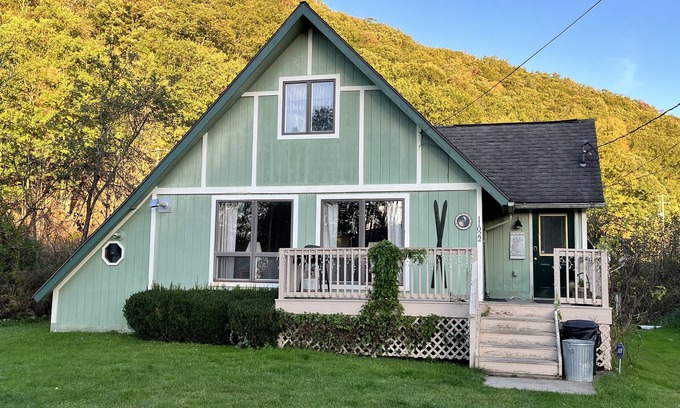 Swain Chalet De Ski | Creekside Chalet