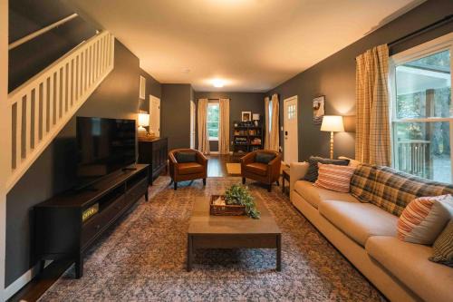 Carlton Maison | Creekside Cottage at Saegertown
