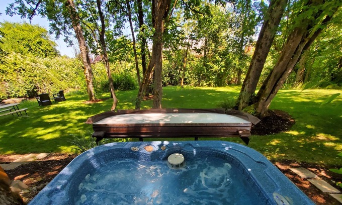 Creswell Maison | Creekside Escape-Close to UO*Hottub*Wineries*
