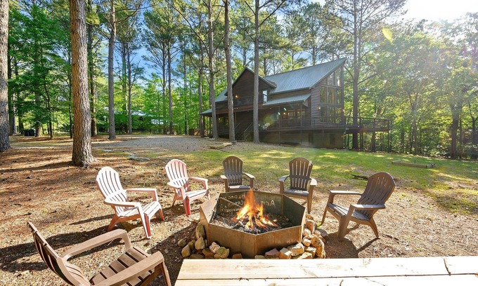 Broken Bow Cabine | Creekside haven for 10 w/hot tub, ping pong & pets