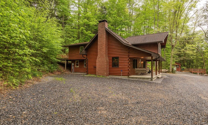 Reedsville Cabine | Creekside Hideaway, sleeps 9-10, gorgeous and private setting.