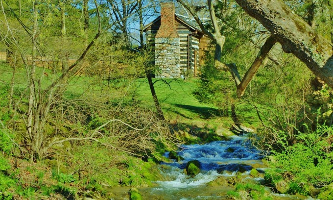 Raphine Cabine | Cabane en rondins historique de Creekside avec toutes les commodités modernes au moulin historique de Wade