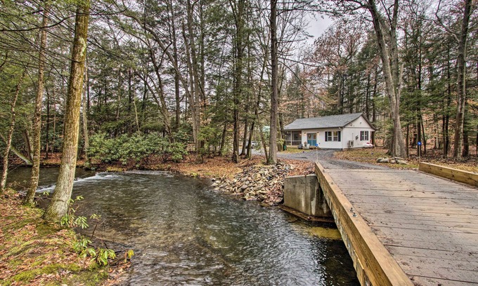 Saylorsburg Cottage | Creekside 'Lincoln Lodge' in Pocono Mtns!
