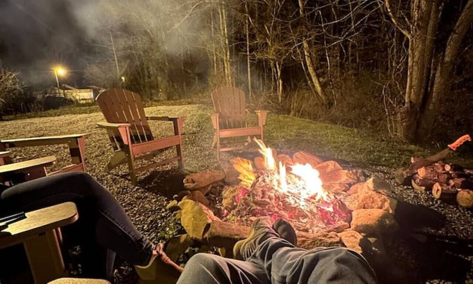 Red Jacket Maison | Creekside Lodge: 10 Sec Ride to Trail, Sleeps 10!