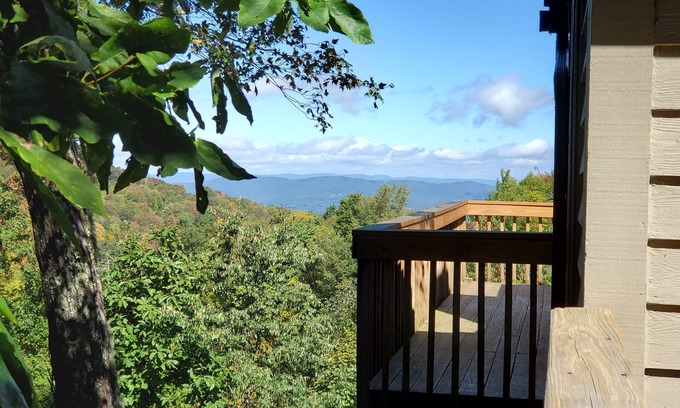 Beech Mountain Copropriété | CREEKSIDE w/ beautiful mountain views! Spacious quiet condo, walk to the slopes