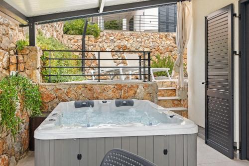 Cres Appartement | Crepsa Paradise with Jacuzzi - Couple Getaway