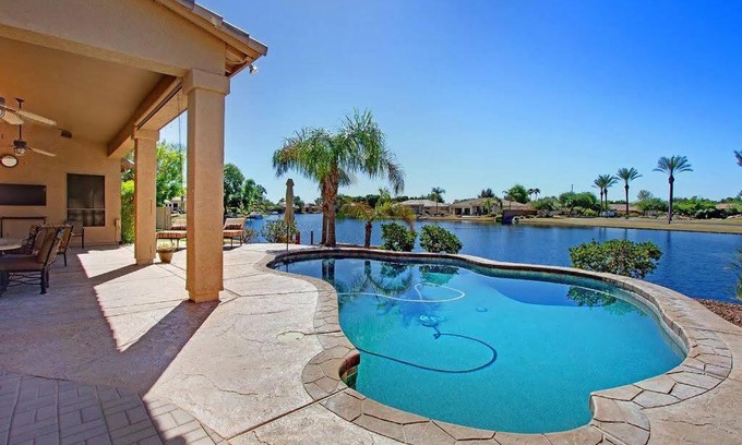 Chandler Maison | CRESCENT - Stunning Lake View with Pool, BBQ and Sunsets