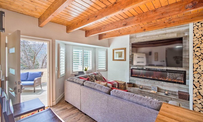 Crestline Cabine | Crestline Cabin w/ Deck: 1 Mi to Lake Gregory