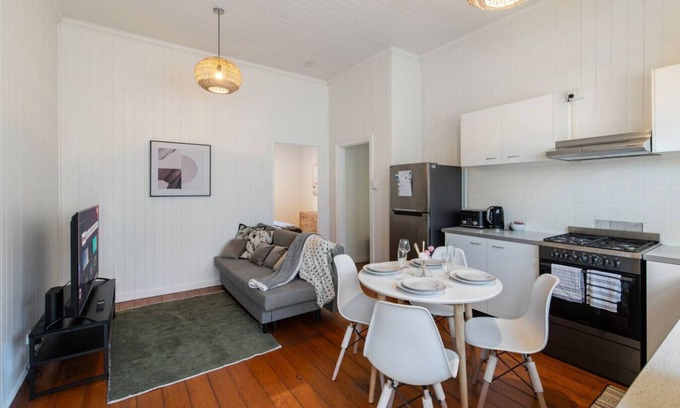 East Brisbane Maison | Cricket Fans Choice | 2BR Walk to Gabba & Ferry