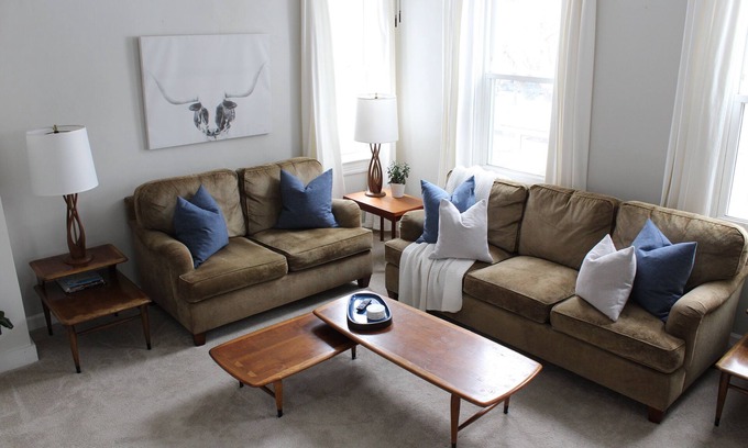 Cleveland Maison | Crisp 2 bedroom upstairs apartment in historic duplex