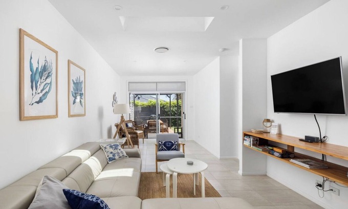 Fingal Bay Maison | Crisp Stylish Family Villa, près de la plage Les animaux domestiques sont également les bienvenus! Wifi gratuit + Netflix