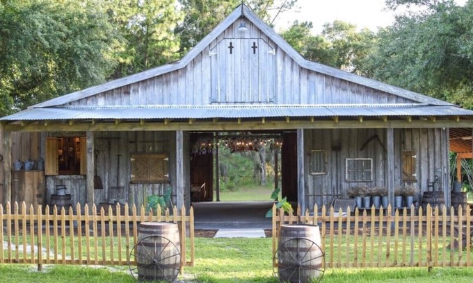 Hawthorne Autre | Cross Creek Farmhouse - Unique Farm Stay on Orange Lake!