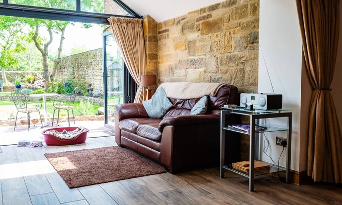 Warkworth Cottage | CROSS HOUSE STUDIO Conversion de grange en pierre adaptée aux chiens au cœur de Warkworth
