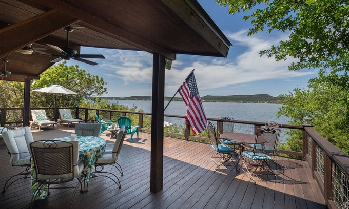 Graford Cabine | Cross Timbers: Une vue imprenable! Enchanting Peninsula Lakefront Home avec quai, kayaks, randonnée!