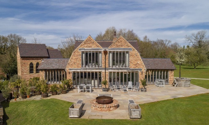Bromsgrove Autre | Crossbrook Farm is a stunning detached three bedroom property situated off its own private drive and