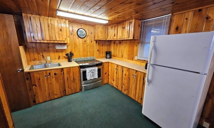 Nevis Cabine | Crow Crest Lodge Resort #4 Water Edge, Stunning Sunsets, Family Getaway