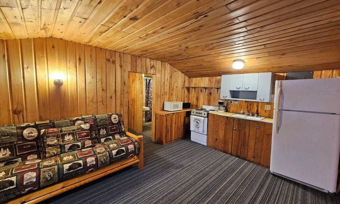 Nevis Cabine | Crow Crest Lodge Resort Studio Cabin Northern Adventure, Stunning Sunsets